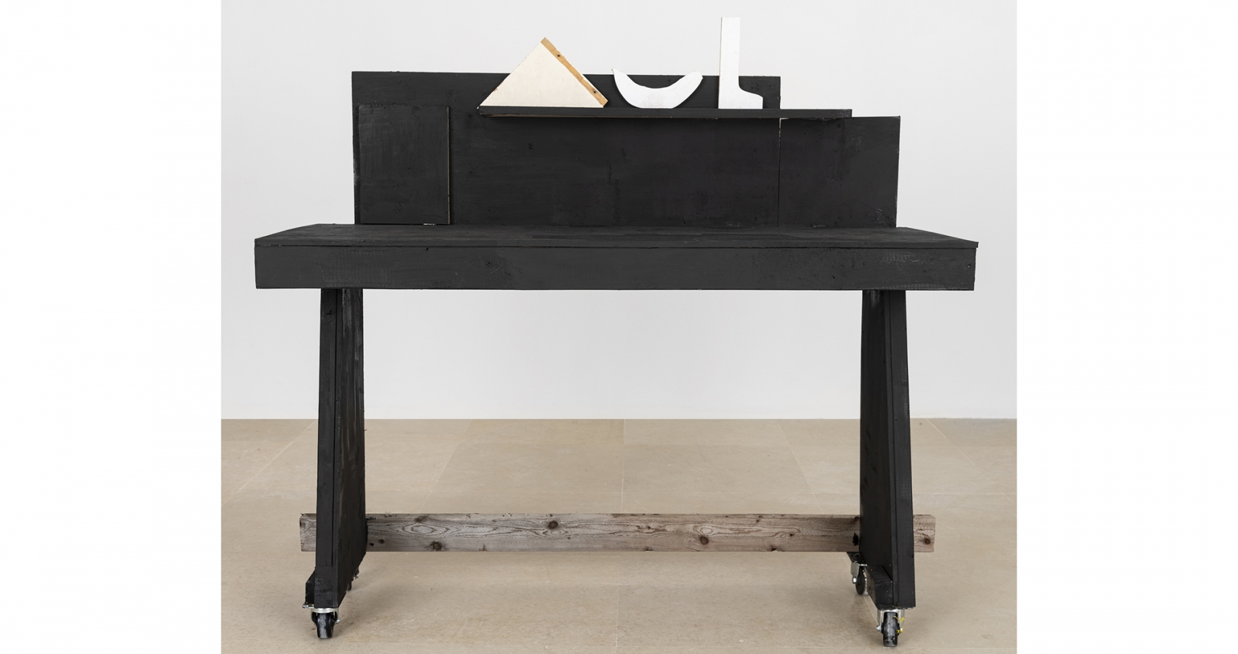 Gedi Sibony

Overarcher, 2020

Salvaged wood, paint, metal screws, casters

56 x 62 x 23 1/2 inches (142.2 x 157.5 x 59.7 cm)